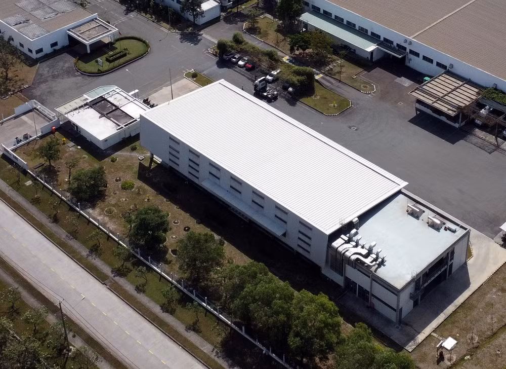 Nhà hàng được xây dựng hoàn thành tháng 7 và chính thức đi vào hoạt động từ tháng 11/2021, với 2 tầng, tổng diện tích hơn 2.200m2 trong khuôn viên thoáng mát của công ty, với màu chủ đạo là trắng, xám, xanh.