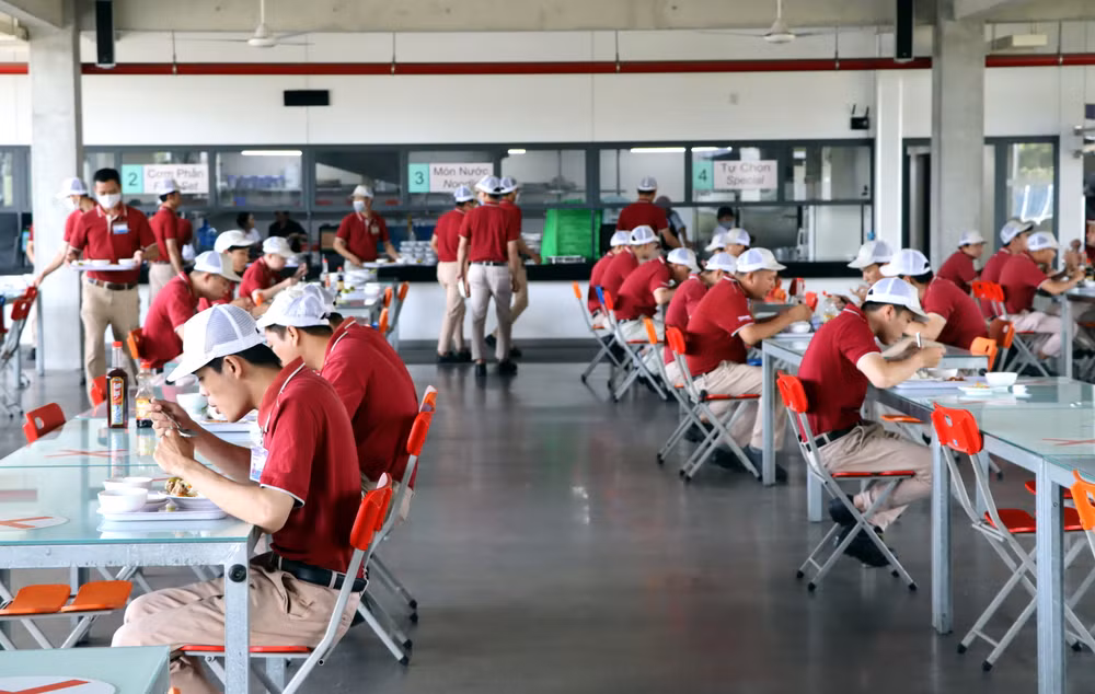 Mỗi ngày nhà hàng phục vụ khoảng 1.000 suất ăn chính và khoảng 250 đến 300 suất ăn phụ. Mỗi ngày nhà hàng phục vụ khoảng 1.000 suất ăn chính và khoảng 250 đến 300 suất ăn phụ.