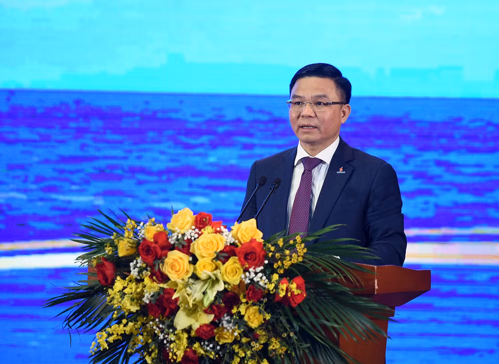 Tổng Giám đốc Petrovietnam Lê Mạnh Hùng báo cáo tình hình hoạt động và kinh doanh của Tập đoàn.