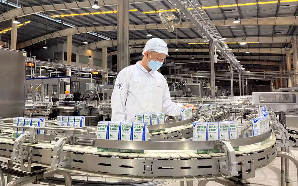 Các nhà máy sản xuất sữa nước tại Vinamilk đạt chứng nhận đăng ký từ FDA, các tiêu chuẩn như: EU Organic, FSSC 22000, ISO 9001, Halal… Các nhà máy sản xuất sữa nước tại Vinamilk đạt chứng nhận đăng ký từ FDA, các tiêu chuẩn như: EU Organic, FSSC 22000, ISO 9001, Halal…