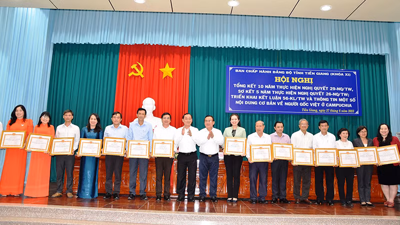 Tặng Bằng khen của Ban Chấp hành Đảng bộ tỉnh Tiền Giang khóa XI cho các tập thể có thành tích nổi bật.
