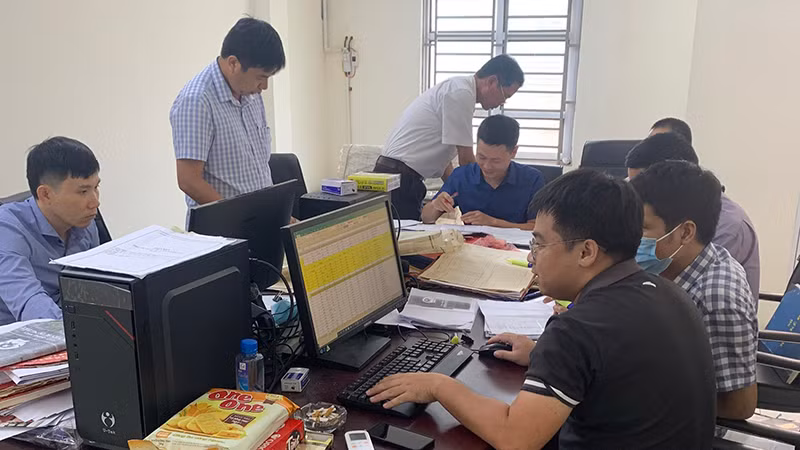 Cán bộ Ban quản lý dự án đầu tư xây dựng huyện tập trung cao độ cho công việc.