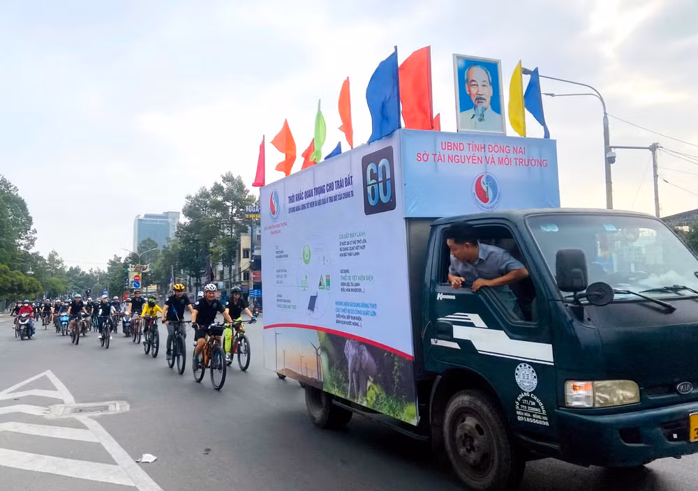 Đoàn xe đạp và xe cổ động đi qua các tuyến đường chính của thành phố Biên Hòa.