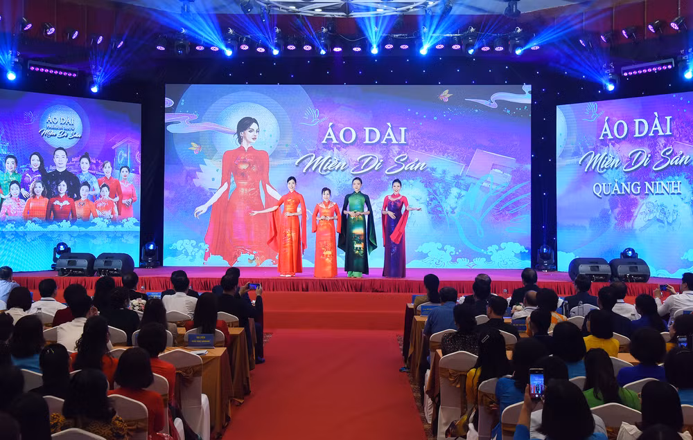 Trình diễn áo dài "Miền di sản" tại lễ trao giải.