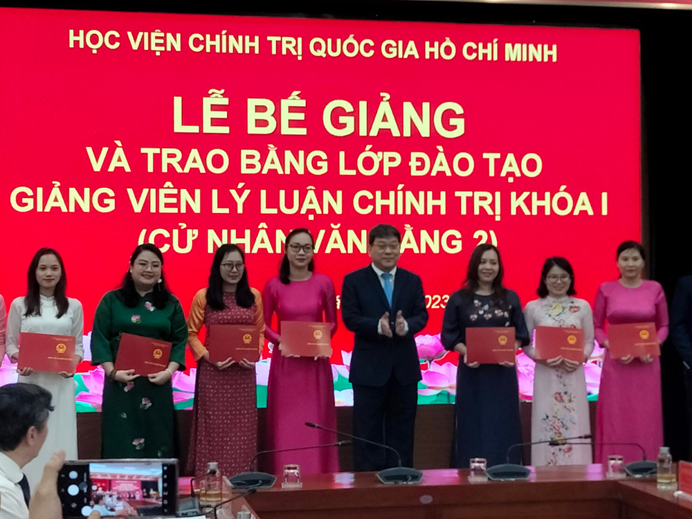 Lễ bế giảng lớp đào tạo giảng viên lý luận chính trị khóa I (2021-2023).