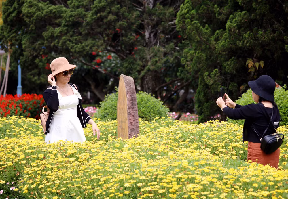 Du khách tham quan, trải nghiệm Vườn hoa hoa thành phố Đà Lạt.