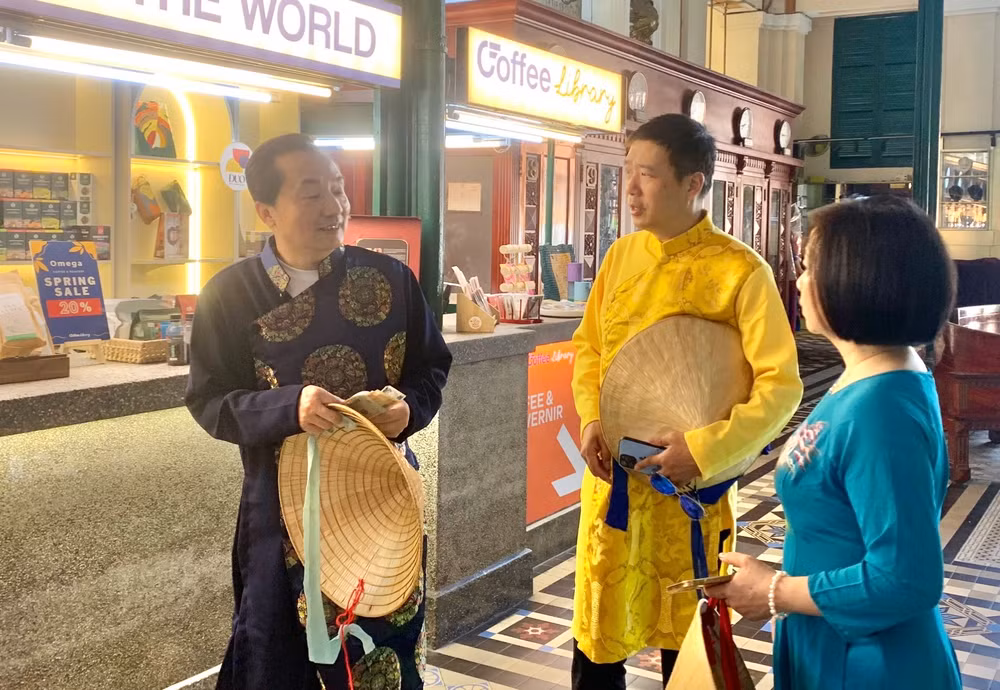 Đoàn khách Trung Quốc tham quan Bưu điện Thành phố Hồ Chí Minh.