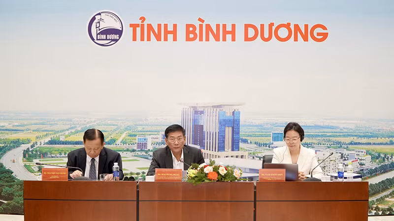 Các đại biểu chủ trì hội thảo.