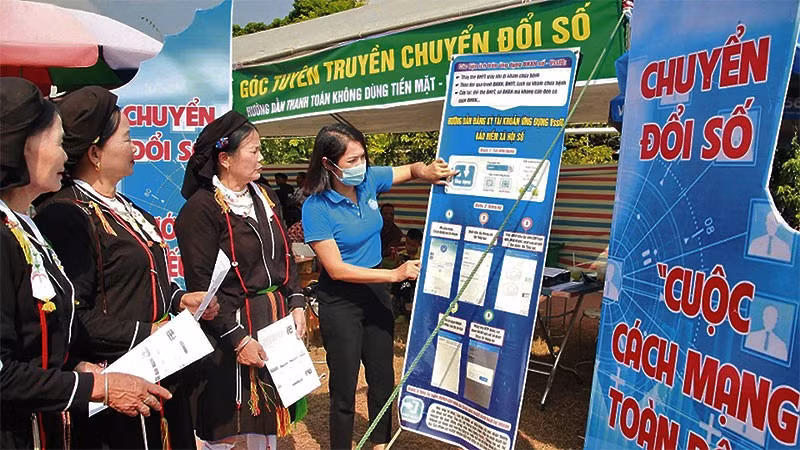 Bảo hiểm xã hội huyện Tiên Yên (Quảng Ninh) tuyên truyền các dịch vụ chuyển đổi số cho người dân xã Hải Lạng. (Ảnh: QUANG THỌ)