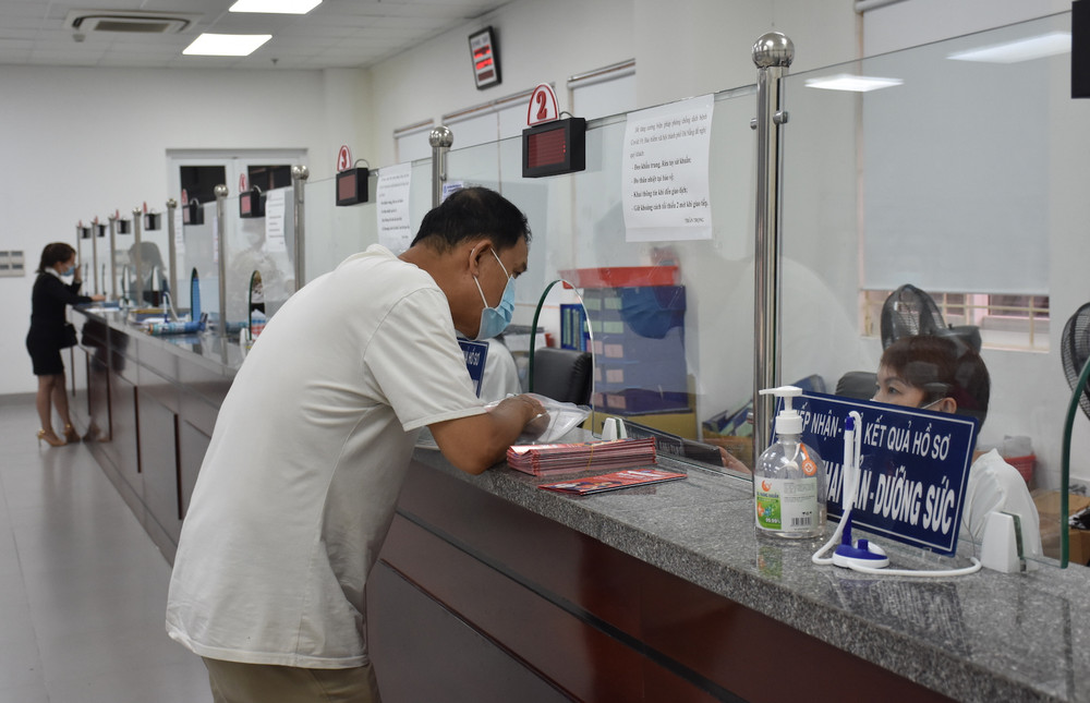 Người lao động đến Bảo hiểm Xã hội thành phố Đà Nẵng giải quyết các chế độ trợ cấp.