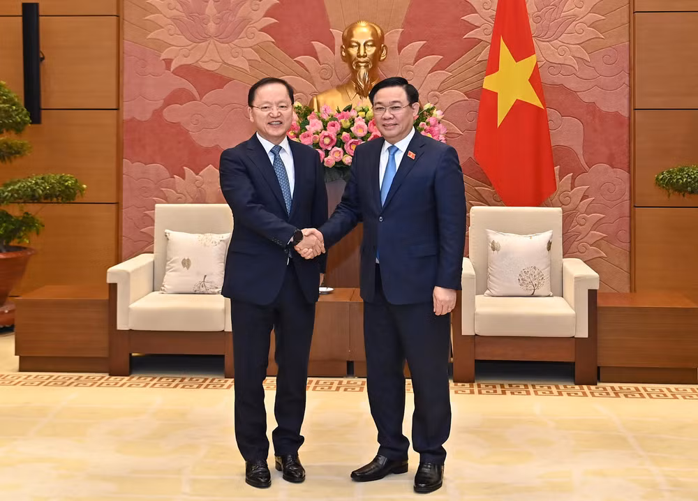 Chủ tịch Quốc hội Vương Đình Huệ chào mừng Tổng Giám đốc Tập đoàn Samsung Electronics Park Hark Kyu.