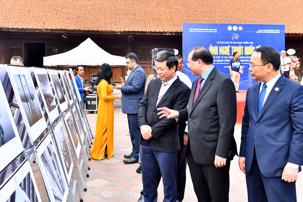 Các đại biểu tham quan triển lãm ảnh.