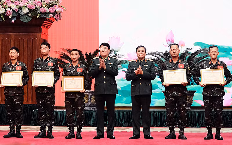 Đại tướng Lương Cường, Thượng tướng Nguyễn Tân Cương (thứ 4 và 5 lần lượt từ trái qua) trao Bằng khen của Bộ trưởng Quốc phòng tặng các sĩ quan, chiến sĩ xuất sắc trong thực hiện nhiệm vụ tham gia hỗ trợ nhân đạo, cứu trợ thảm họa động đất tại Thổ Nhĩ Kỳ.