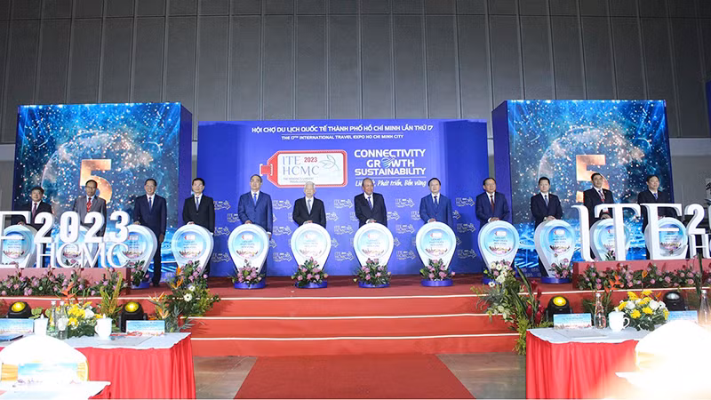 Các đại biểu thực hiện nghi thức khai mạc Khai mạc ITE HCMC 2023. (Ảnh: HPA)