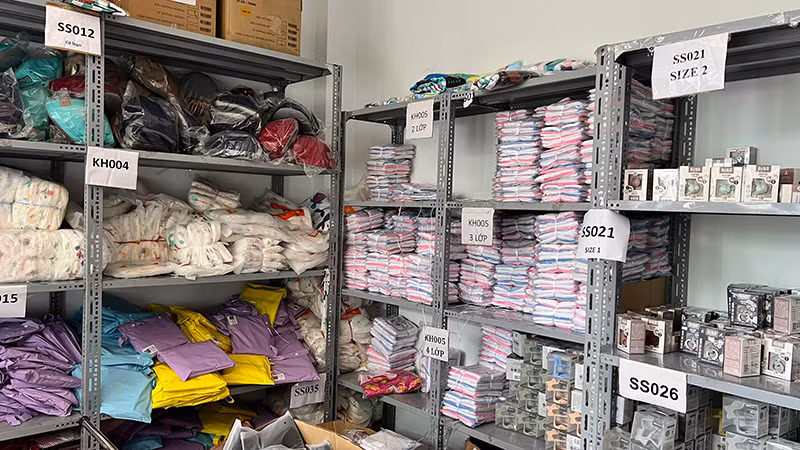 Kho hàng hóa sản phẩm đồ chơi, đồ dùng trẻ em không rõ nguồn gốc. (Ảnh: Cục Quản lý thị trường Thành phố Hồ Chí Minh)