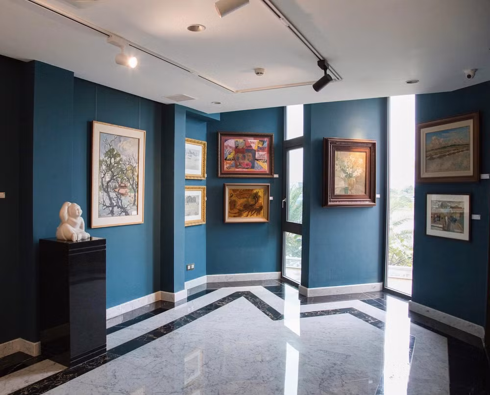 Không gian trưng bày của các họa sĩ nổi tiếng của mỹ thuật đương đại Việt Nam.