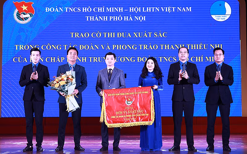 Bí thư Trung ương Đoàn Thanh niên Cộng sản Hồ Chí Minh, Chủ tịch Hội Sinh viên Việt Nam Nguyễn Minh Triết (thứ 3 từ trái sang) trao Cờ thi đua xuất sắc tặng các đồng chí đại diện Thành đoàn Hà Nội.