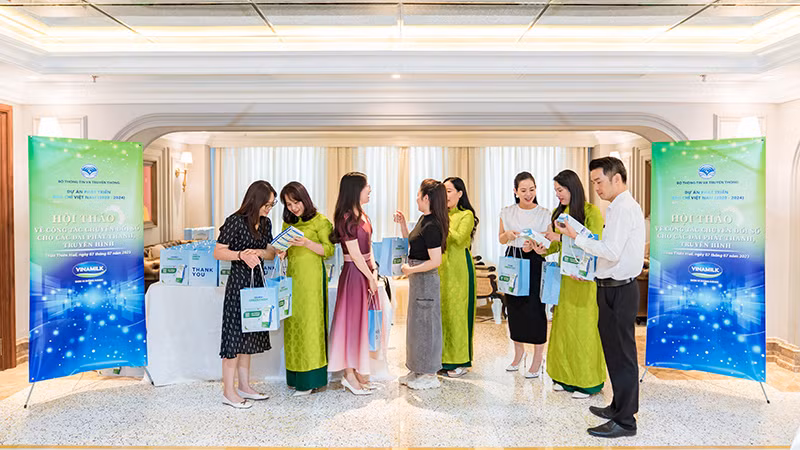 Hội thảo còn là cơ hội để các phóng viên, biên tập viên phát thanh-truyền hình giao lưu, chia sẻ kinh nghiệm. Hội thảo còn là cơ hội để các phóng viên, biên tập viên phát thanh-truyền hình giao lưu, chia sẻ kinh nghiệm.