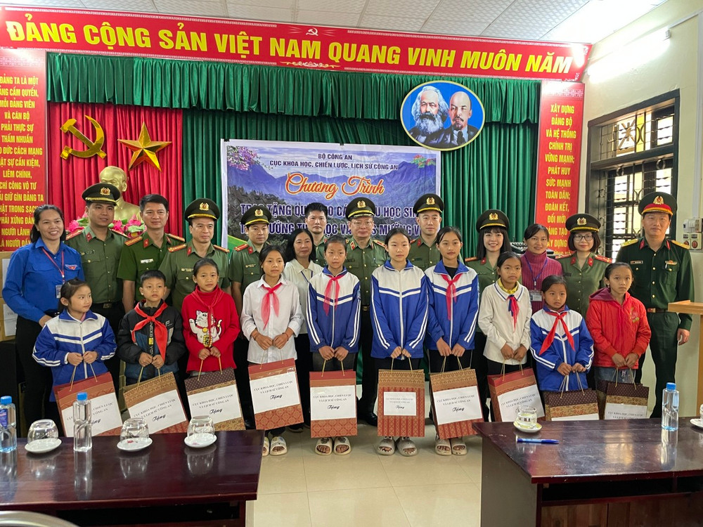 Tặng quà cho các em học sinh có hoàn cảnh khó khăn vượt khó học tập trên địa bàn xã Mường Và.
