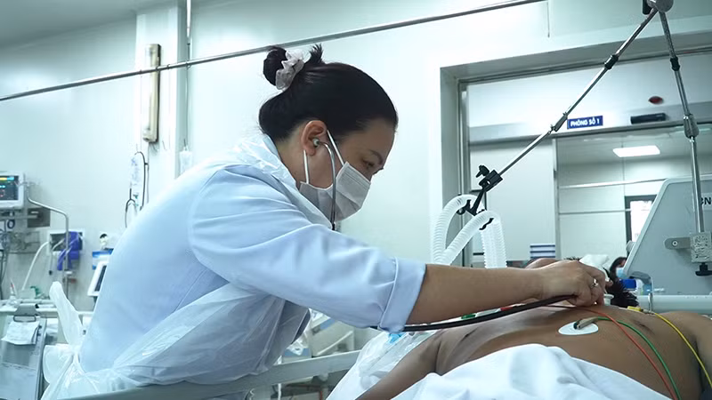 Sau 14 ngày điều trị, tình hình sức khỏe của hai anh em ruột ngộ độc botulinum liệt cơ, diễn tiến bệnh xấu hơn, tăng dần.