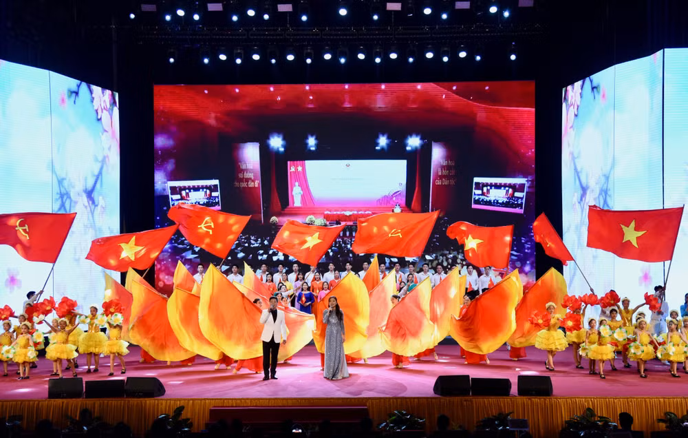 Tiết mục văn nghệ: Văn hóa trường tồn cùng dân tộc. Tiết mục văn nghệ: Văn hóa trường tồn cùng dân tộc.