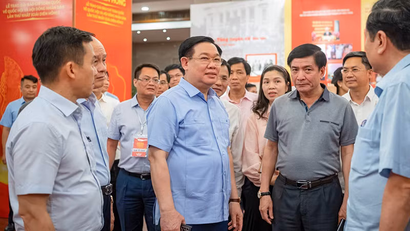 Chủ tịch Quốc hội Vương Đình Huệ kiểm tra công tác chuẩn bị lễ trao giải Diên Hồng.