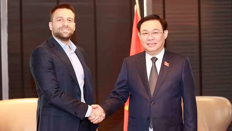 Chủ tịch Quốc hội Vương Đình Huệ tiếp Giám đốc M&A của Tập đoàn SoFcarma (Bulgaria) Dimitar Naydenov. (Ảnh: daibieunhandan.vn)