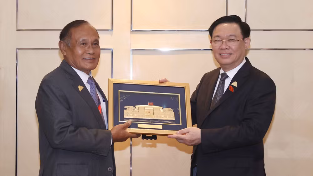 Chủ tịch Quốc hội Vương Đình Huệ tặng quà lưu niệm Phó Chủ tịch Thượng viện Campuchia Kittisangkahabindit Tep Ngorn. (Ảnh: Doãn Tấn/TTXVN)