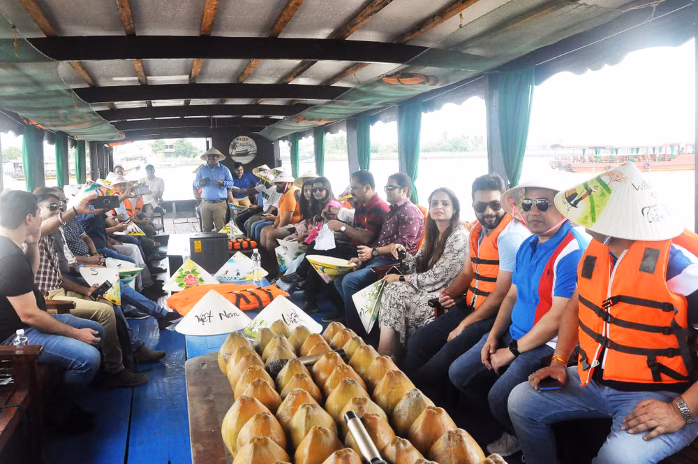 Du khách đi thuyền tham quan dọc sông Tiền (thành phố Mỹ Tho, tỉnh Tiền Giang).