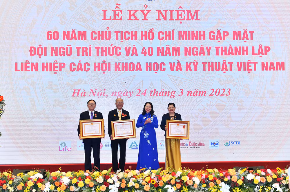 Phó Chủ tịch nước Võ Thị Ánh Xuân trao Huân chương Lao động hạng Nhì và hạng Ba cho các tập thể và cá nhân thuộc Liên hiệp các Hội Khoa học và Kỹ thuật Việt Nam.