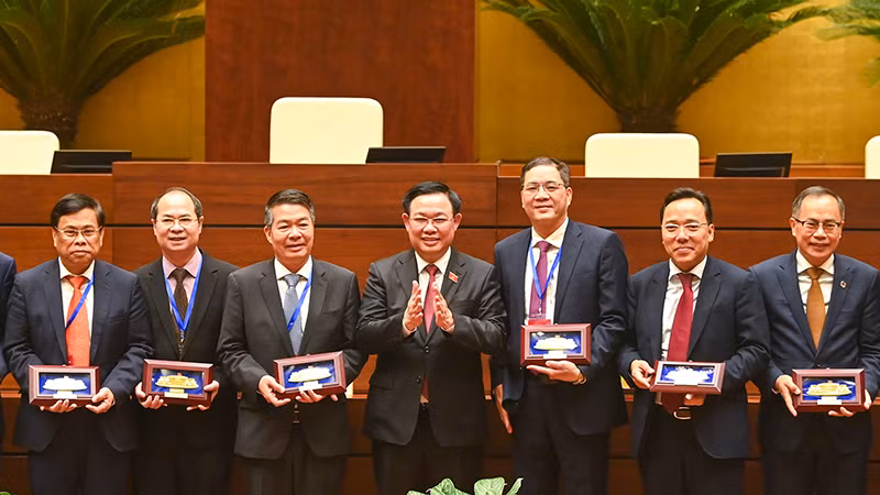 Chủ tịch Quốc hội Vương Đình Huệ tặng quà lưu niệm cho các Đại sứ, Trưởng Cơ quan đại diện ngoại giao Việt Nam ở nước ngoài. (Ảnh: DUY LINH)