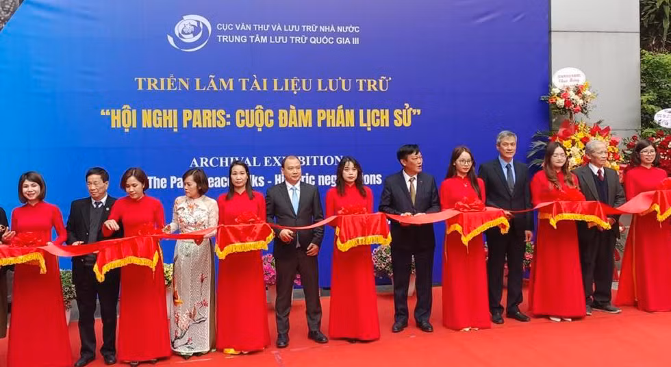 Các đại biểu cắt băng khai mạc Triển lãm.