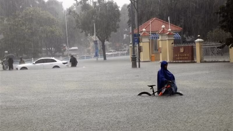 Mưa lớn làm nhiều tuyến đường ở trung tâm thành phố Huế ngập sâu, phương tiện giao thông di chuyển rất khó khăn. (Ảnh: Đỗ Trưởng/TTXVN)