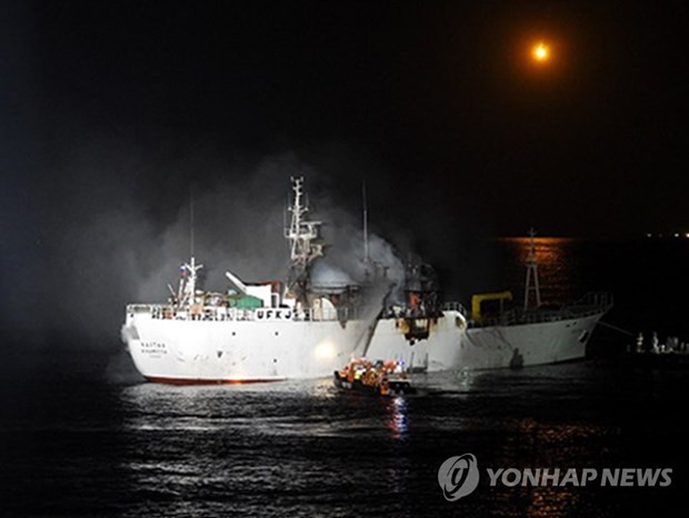 Lực lượng cứu hộ tìm kiếm người mất tích. (Nguồn: Yonhap)