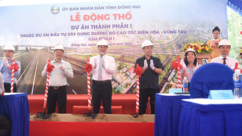Thực hiện nghi thức động thổ xây dựng dự án thành phần 1 thuộc dự án đầu tư xây dựng đường bộ cao tốc Biên Hòa-Vũng Tàu giai đoạn 1.