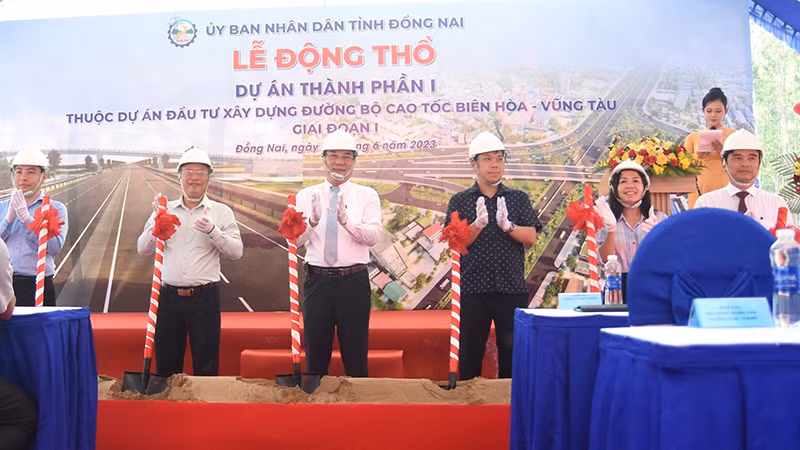 Thực hiện nghi thức động thổ xây dựng dự án thành phần 1 thuộc dự án đầu tư xây dựng đường bộ cao tốc Biên Hòa-Vũng Tàu giai đoạn 1.