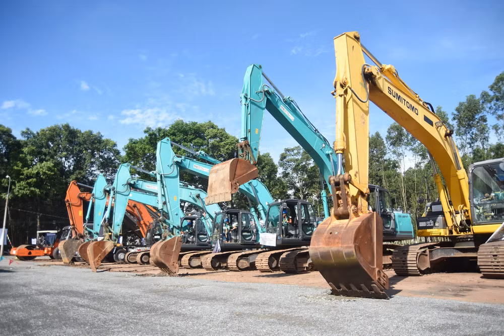 Các phương tiện máy móc tại lễ động thổ đường cao tốc Biên Hòa-Vũng Tàu qua địa bàn Đồng Nai.
