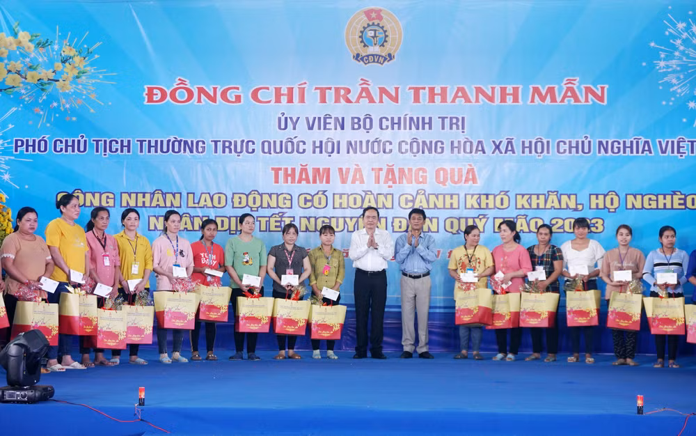 Phó Chủ tịch Thường trực Quốc Hội Trần Thanh Mẫn và Bí thư Tỉnh ủy Sóc Trăng Lâm Văn Mẫn tặng quà Tết cho công nhân, người lao động nghèo trên địa bàn tỉnh Sóc Trăng.