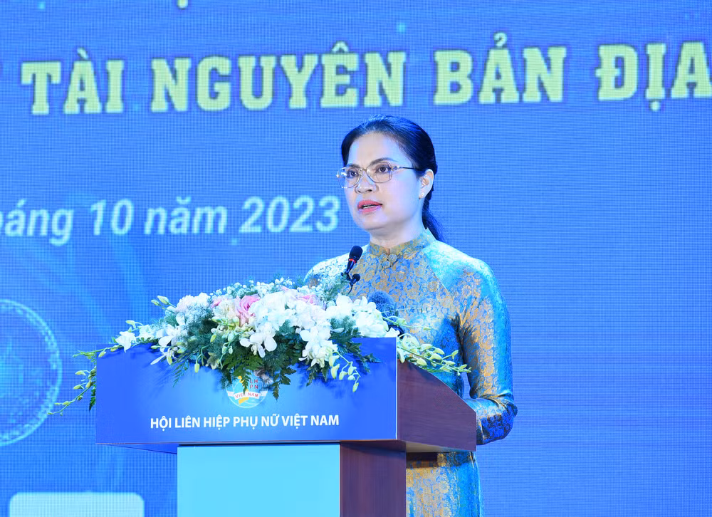 Chủ tịch Hội Liên hiệp Phụ nữ Việt Nam Hà Thị Nga báo cáo tại buổi lễ.