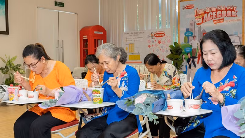 Người tiêu dùng thưởng thức sản phẩm khi đến tham quan nhà máy.