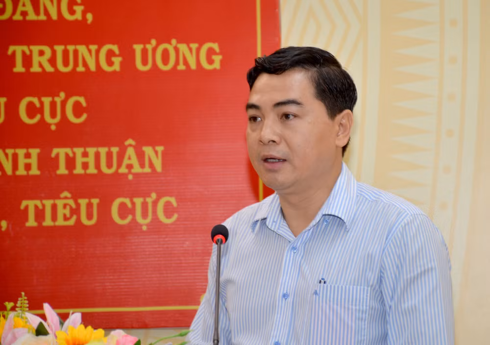 Phó Bí thư Thường trực Tỉnh ủy Bình Thuận Nguyễn Hoài Anh trình bày báo cáo về công tác phòng, chống tham nhũng, tiêu cực và công tác cải cách tư pháp của Bình Thuận năm 2022 và Quý I/2023.