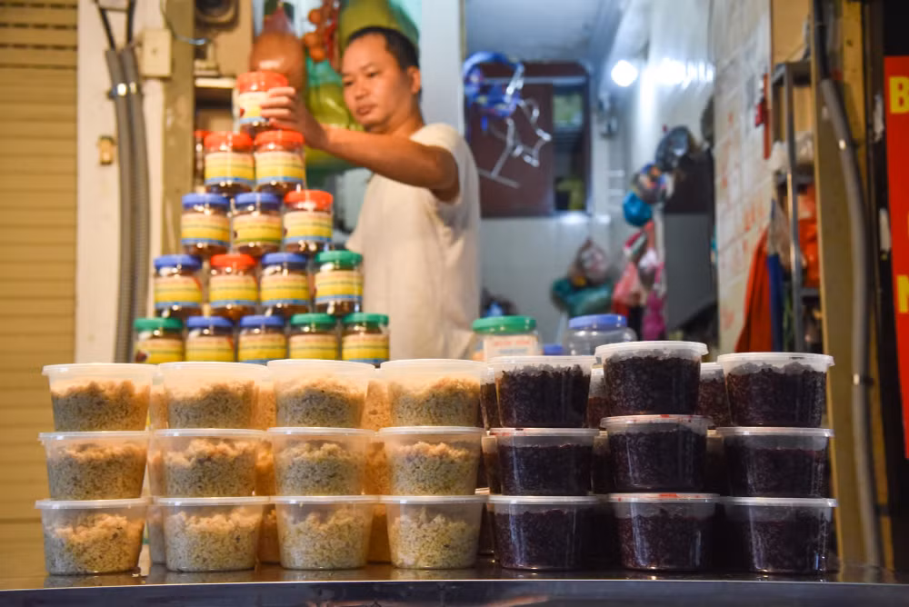 Từ tờ mờ sáng, tại chợ Hàng Bè (Hoàn Kiếm, Hà Nội) các tiểu thương đã chuẩn bị những mặt hàng phục vụ ngày Tết Đoan Ngọ như: rượu nếp, hoa quả,… phục vụ nhu cầu mua sắm của người dân trong ngày hôm nay.