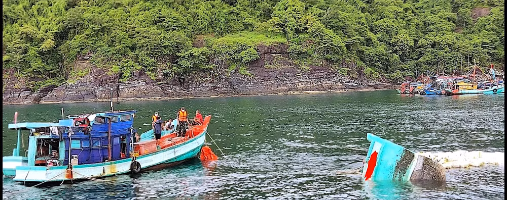 Bộ đội Biên phòng Cà Mau nỗ lực trục vớt tàu cá gặp nạn. (Ảnh: LÊ KHOA/Biên phòng Cà Mau) 