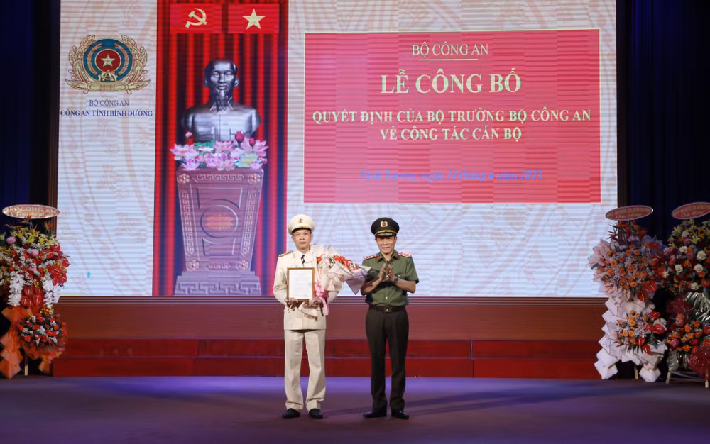 Thượng tướng Lương Tam Quang, Thứ trưởng Công an trao Quyết định của Bộ trưởng Công an điều động và bổ nhiệm Đại tá Tạ Văn Đẹp giữ chức vụ Giám đốc Công an tỉnh Bình Dương.