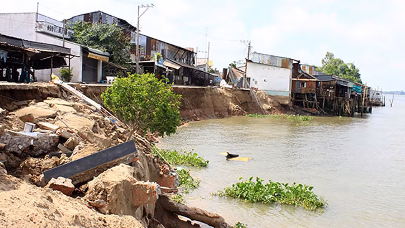 Từ đầu tháng 7 đến nay, sạt lở đất, lũ quét, sạt lở bờ sông, bờ biển tiếp tục gây thiệt hại nghiêm trọng.