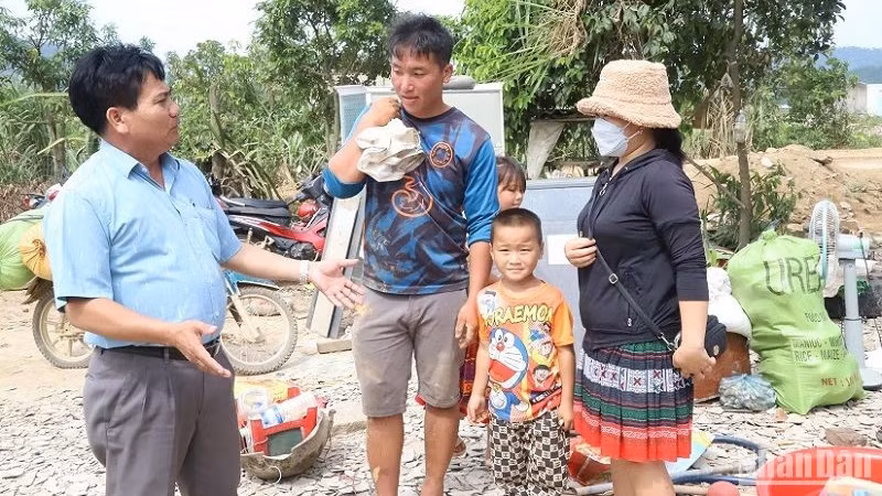 Đồng chí Y Khoan Niê Kđăm, Ủy viên Ban Thường vụ Huyện ủy, Trưởng Ban Dân vận, Chủ tịch Ủy ban Mặt trận Tổ quốc huyện M’Đrắk tuyên truyền, vận động người dân ở thôn 11, xã Cư San di dời nhà cửa và vật dụng trong gia đình lên khu tái định cư, bàn giao mặt bằng cho dự án.