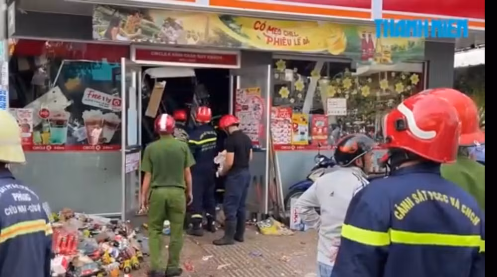 Hiện trường vụ sập cửa hàng.