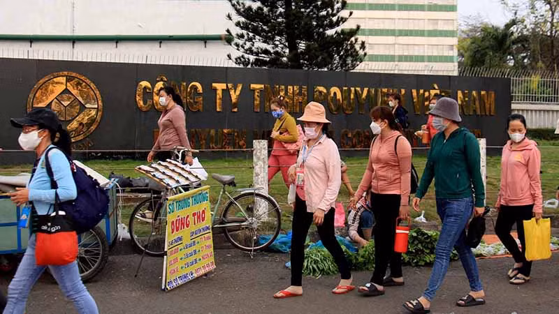 Công nhân Công ty PouYuen giờ tan ca. (Ảnh: THẾ ANH)