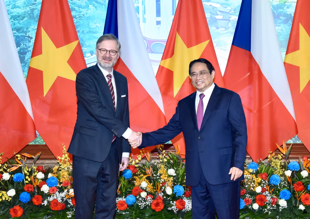 Thủ tướng Phạm Minh Chính và Thủ tướng nước Cộng hòa Séc Petr Fiala chụp ảnh chung.