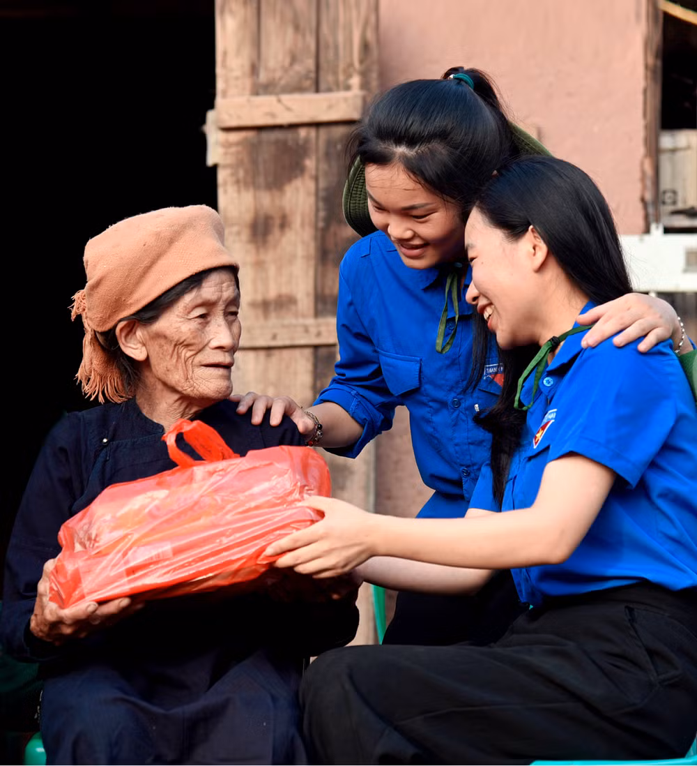 Thăm hỏi và tặng quà cho bà Lộc Thị Kít, đối tượng chính sách ở xã Bính Xá, huyện Đình Lập, Lạng Sơn. Thăm hỏi và tặng quà cho bà Lộc Thị Kít, đối tượng chính sách ở xã Bính Xá, huyện Đình Lập, Lạng Sơn.